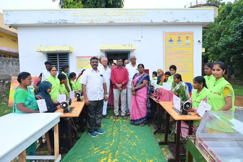 కుట్టు మిషన్ శిక్షణ కార్యక్రమం