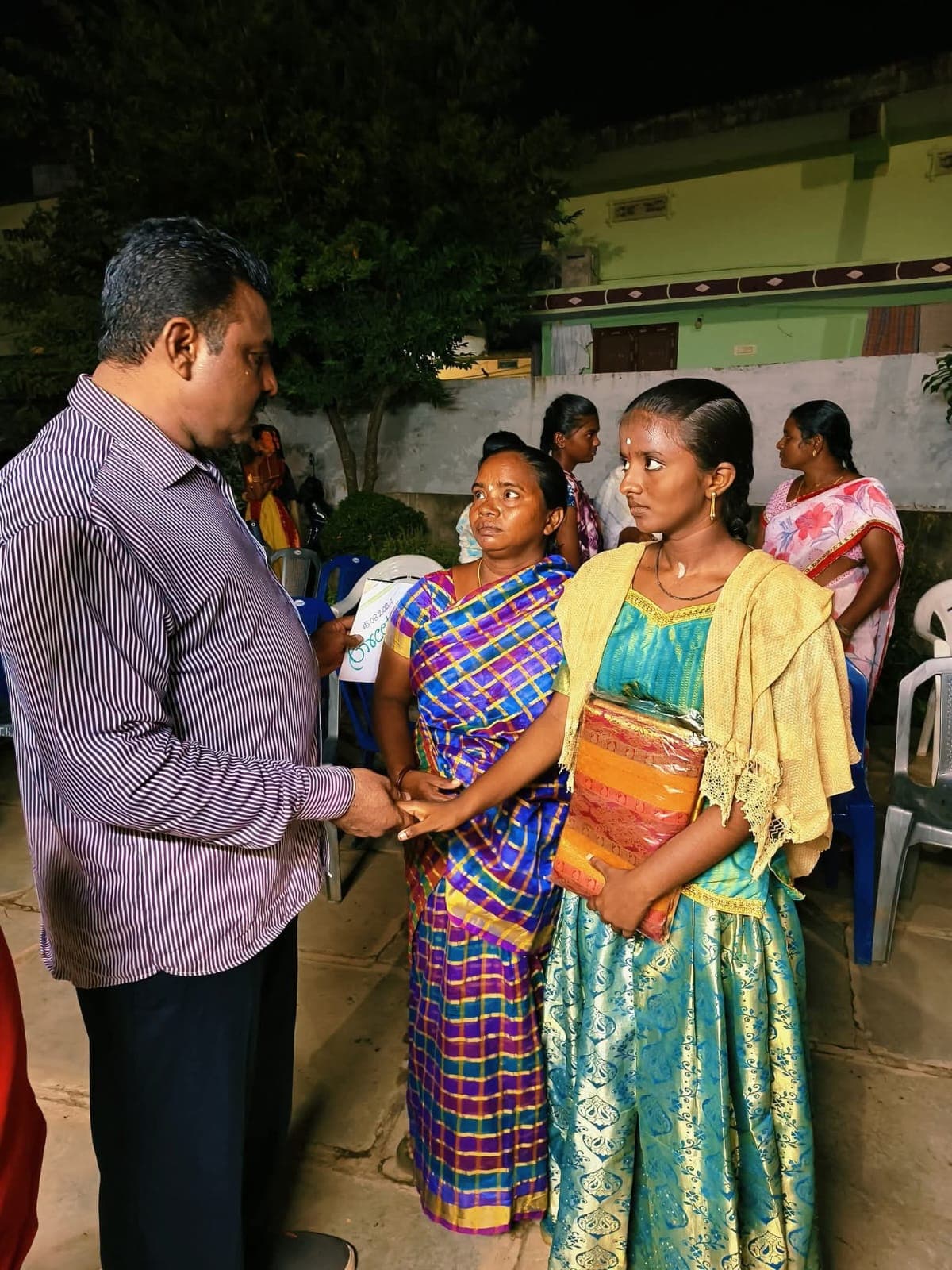 పేదలకు వస్తు పంపిణీ