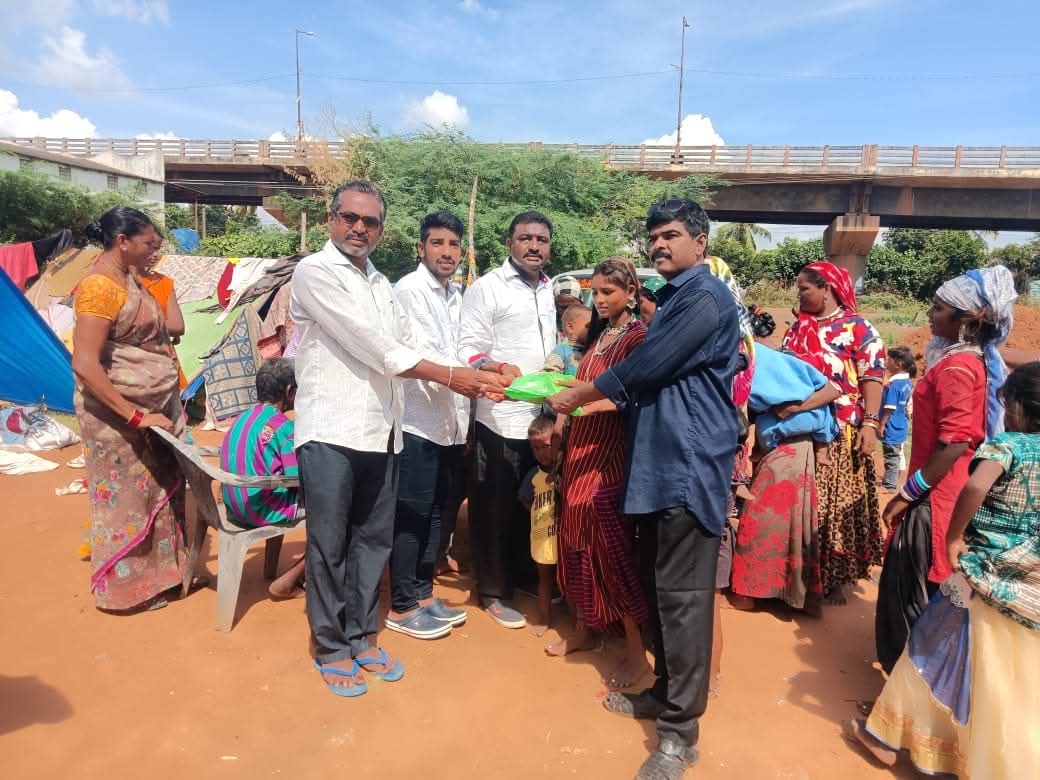 వలస కార్మికులకు బట్టలు పంపిణీ